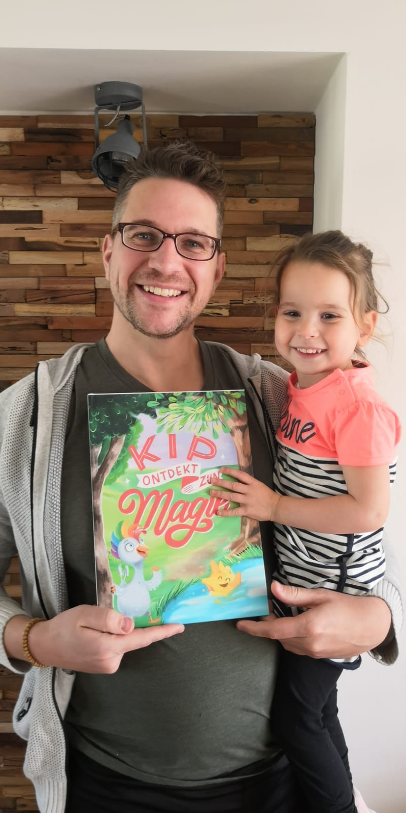 Tibor en zijn dochter met het eerste Kip boek